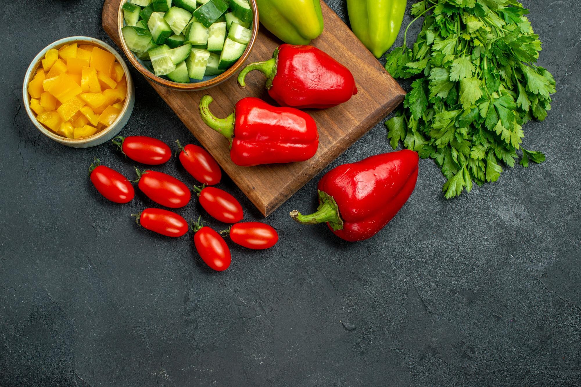 Selección de alimentos frescos mexicanos: frutas tropicales, chiles, verduras y hierbas aromáticas